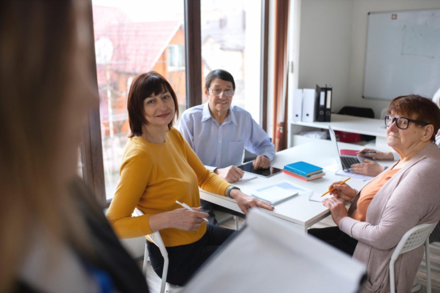 Professionnels travaillant sur des analyses financières